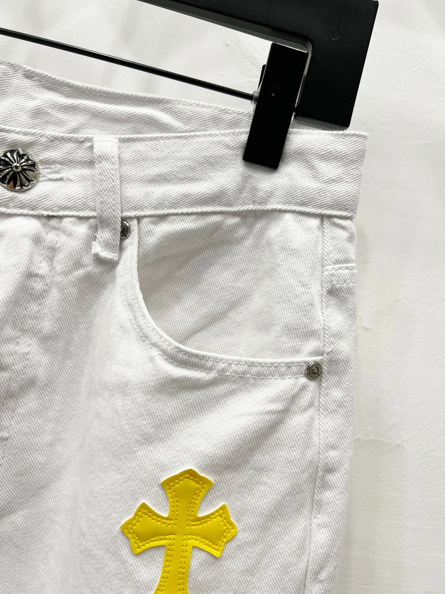 P240 style number: (K610) Chrome hearts & Chrome hearts High-end Chrome hearts white yellow leather cross patchwork leather jeans, the same style as the trendy uncle. Original hardware accessories, washed and other elevators, QR code analysis are all purchased from the original factory, high degree of restoration, you are welcome to compare the products~ Three-dimensional version Loose and comfortable, not picky about the figure, taller and slimmer, factory Seiko, original quality control, same style for men and women, can be matched with couples, versatile recommendation, must-have jeans for all seasons, fashionable people have been disappointed From the quality selection of fabrics, the tailoring of details, and the matching of patterns, everything is impeccable! The upper body is so handsome when worn...it can be easily worn by men, women and children! The craftsmanship is made of heavy-duty washed pure cotton denim fabric. After washing, it is soft and thick and looks very stylish when worn. Size: 28, 30, 32, 34 Color: white